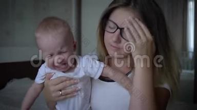 偏头痛，年轻的母亲头痛，手里握着哭泣的孩子